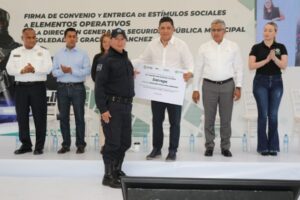 GOBIERNO DEL ESTADO ENTREGA ESTÍMULOS A POLICÍAS DE SOLEDAD