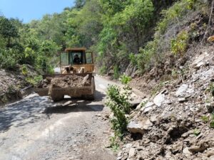 Junta Estatal atiende caminos afectados por las lluvias 
