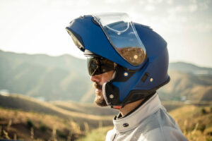 Convoca salud a  proteger la vida,  si conduce o transporta en moto, use casco. 