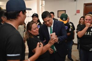 RICARDO GALLARDO ENTREGA PREMIOS CULTURALES Y DEPORTIVOS 20 DE NOVIEMBRE