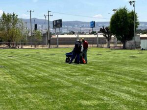 GOBIERNO ESTATAL TRABAJA EN EL MANTENIMIENTO DE CAMPOS DE UNIDADES DEPORTIVAS