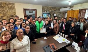 Reconocen al alcalde de Tamazunchale por impulsar la educación en el municipio