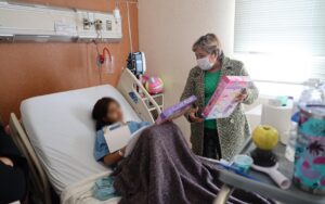 GOBIERNO DEL ESTADO ENTREGA JUGUETES A NIÑAS Y NIÑOS EN EL HOSPITAL CENTRAL