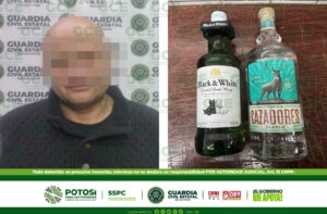 Guardia civil estatal detiene a hombre que intentó sustraer botellas de alcohol de tienda de conveniencia