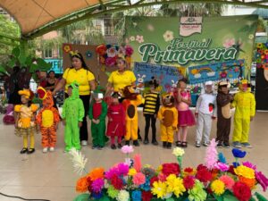 Niñas y niños de Tamazunchale celebran la llegada de la primavera con colorido festival