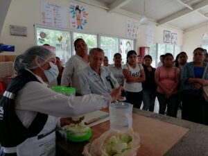 TODO MANEJADOR DE ALIMENTOS DEBE CONTAR CON TARJETA DE CONTROL SANITARIO.