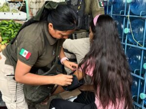 Atención oportuna ante golpe de calor en la plaza principal