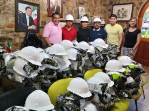 Entrega alcalde cascos a estudiantes del ITST
