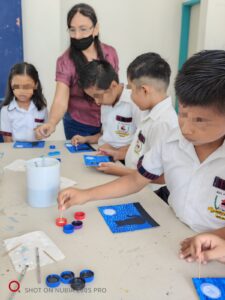 Niñas y niños descubren el arte en la exposición «Texturas y Colores»