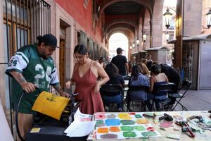 Artistas locales llevan el “Taller de grabado público” en la arquería de Palacio Municipal