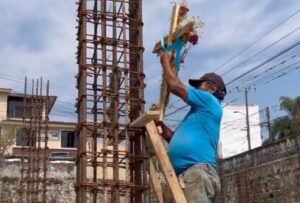 Alcaldesa de Matlapa felicita a albañiles en su día y celebra la tradición de la Santa Cruz