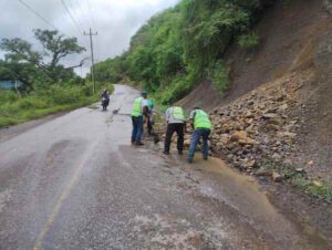 GOBIERNO ESTATAL ATIENDE CAMINOS POR LLUVIAS