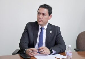Se busca asegurar que las maestras y los maestros cuenten con los recursos materiales y tecnológicos suficientes para desempeñar sus labores