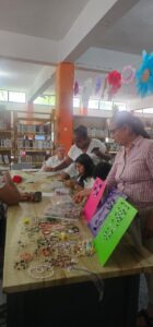 Talleres artesanales en la biblioteca impulsan habilidades y emprendimientos