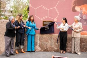 FCQ-UASLP rinde homenaje a tres científicas destacadas con mural de Mon Ventura