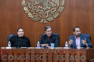 SE ENTREGARON RECONOCIMIENTOS A JÓVENES QUE PRESENTARON INICIATIVAS CIUDADANAS AL CONGRESO DEL ESTADO