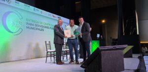 Adelaido Cabañas recibe certificación para fortalecer el servicio público municipal