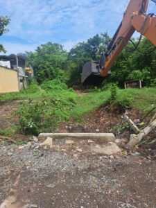 Refuerzan acciones preventivas en Loma Bonita con limpieza de zanja pluvial