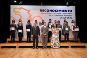 Estudiantes con mejores puntajes de ingreso a la UASLP reciben reconocimiento del rector AJZG