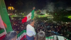 Aún con lluvia, Tamazunchalenses celebraron el Grito de Independencia