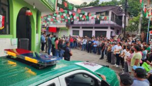 Adelaido Cabañas entrega patrulla a la delegación de Tamán