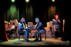 «LAS MONTAÑAS», TEATRO CON HUMOR NEGRO