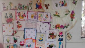 EXPOSICIÓN DE MANUALIDADES EN LA BIBLIOTECA RAFAEL NIETO COMPEÁN