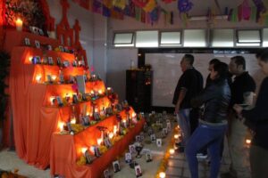 GUARDIA CIVIL ESTATAL COLOCA SU TRADICIONAL ALTAR DE MUERTOS
