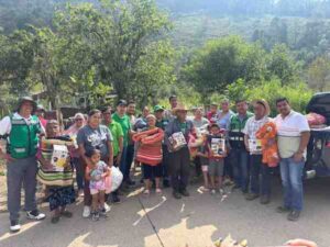 FAMILIAS DE XILITLA RECIBEN APOYO SIN LÍMITES DEL GOBIERNO ESTATAL