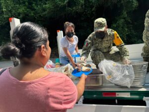 Ayuntamiento y Sedena coordinan esfuerzos apoyando con alimento a familias damnificadas