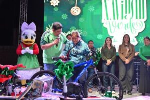 RICARDO GALLARDO LLEVA LA MAGIA DE LA NAVIDAD A FAMILIAS DE AHUALULCO Y MEXQUITIC
