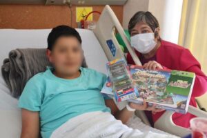 NIÑAS Y NIÑOS DEL HOSPITAL CENTRAL RECIBEN JUGUETES