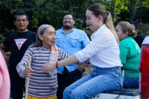 Celebran habitantes de Cuayo Papatlas entrega de calle pavimentada