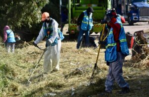 Trabajadores del Gobierno de la Capital limpian canalón de la Garita de Jalisco 