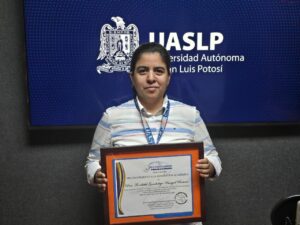 Docente de Derecho UASLP recibe premio internacional
