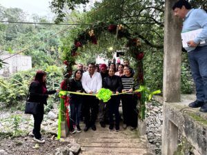 Entrega Adelaido Cabañas puente peatonal en Tlacuilola