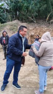Llegan apoyos invernales a Xochiayo Santiago con el respaldo de Adelaido Cabañas