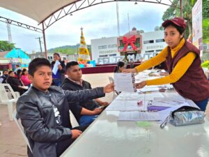 Entregan tarjetas de la Beca Rita Cetina en la Huasteca Potosina