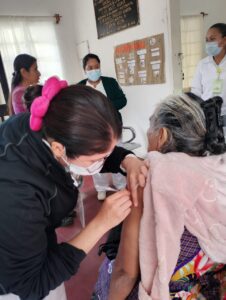 Gobierno de Tamazunchale acerca vacunas esenciales a la población