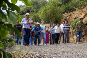Inauguran camino estratégico en Tlamaxac para fortalecer infraestructura y producción