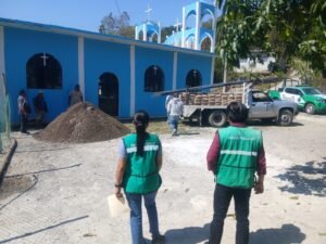 Alcalde entrega material para reconstruir muro en Cacalacayo