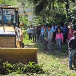 Gobierno de Tamazunchale entrega maquinaria para rehabilitar camino agrícola