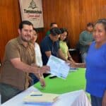 Gobierno municipal regulariza 134 establecimientos con entrga de tarjetones