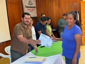 Gobierno municipal regulariza 134 establecimientos con entrga de tarjetones
