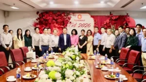 Ciudad Ho Chi Minh se compromete a facilitar el acceso de los inversores y apoyar el crecimiento sostenible