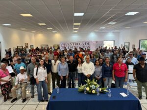 Ricardo Gallardo cumple a Matehuala con entrega de escrituras