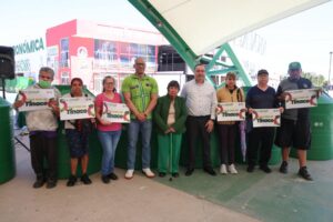 Estado entrega tinacos a familias de la Zona Metropolitana