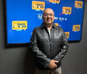 Investigador de la Facultad de Ingeniería de la UASLP analiza riesgos biomecánicos del celular al caminar