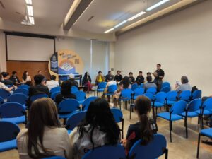 En el marco de la 50 Feria Nacional del Libro de la Universidad Autónoma de San Luis Potosí, estudiantes del curso de poesía impartido por la escritora y editora mexicana Gabriela D’Arbel realizaron la segunda edición del Maratón de poesía, actividad que representa un espacio relevante para que los jóvenes no solo se expresen a través de las palabras, sino también hablen frente al público.