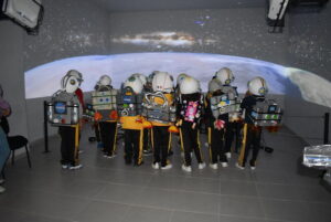 ALUMNADO DE LA PRIMARIA “11 DE JULIO” VIVE UNA EXPERIENCIA ESPACIAL EN EL MUSEO EL METEORITO